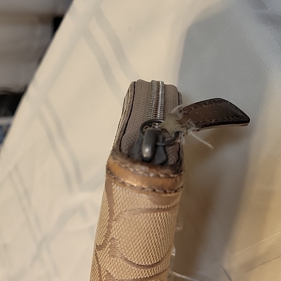 Coach Zipper Wallet with gold thread intertwined - Picture 4 of 7